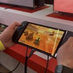 Peter Hoskin joga Marioskart enquanto testava a Nintendo Switch 2 em Paris em abril do ano passado
