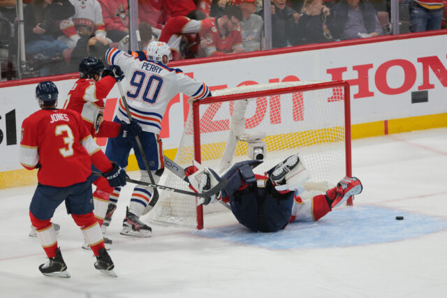 No 4º jogo do SCF, o Edmonton Oilers é o jogador de Panteras da Flórida menos impressionante.

