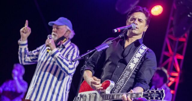 Notícias de Brian Wilson Mike Love sem palavras, diz o menino honorário da praia John Stamos

