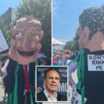 Nova York se veste como "escória lavada" Andrew Cuomo no desfile da sereia