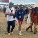 Harry Styles foi apenas mais um folheado de Glastonbury quando se misturou com outros amantes da música no festival anual no sábado - pouco antes de ver beijar uma mulher misteriosa