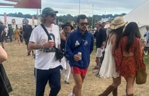 Nova foto de Harry Styles em Glastonbury aparece depois que ele viu “Mulher misteriosa de beijos apaixonados” Harry Styles foi apenas mais um folheado de Glastonbury quando se misturou com outros amantes da música no festival anual no sábado - pouco antes de ver beijar uma mulher misteriosa