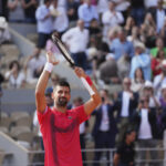 Novak Djokovic, da Sérvia, celebra a quarta rodada do tênis francês contra Cameron Norrie no Roland-Garros Stadium, em Paris, na segunda-feira, 2 de junho de 2025.