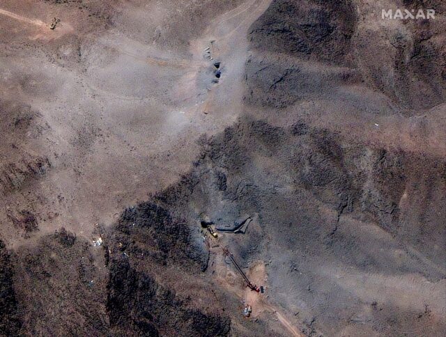 Novas imagens de satélite mostram a atividade em andamento no complexo nuclear iraniano Fordw após ataques aéreos dos EUA

