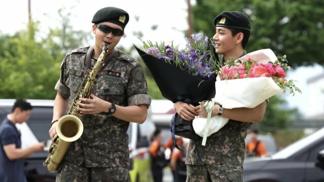 O BTS está pronto com o serviço militar e a internet está animada

