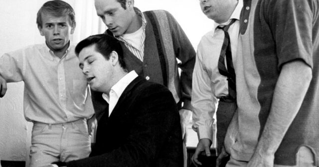 O Beach Boys Jardine lembra Brian Wilson: "Ainda estou aprendendo com ele depois de todos esses anos"

