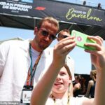 Capitão da Inglaterra Harry Kane retratou uma selfie com um jovem fã no GP espanhol