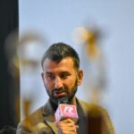 O Cheteshwar Pujara pede a Michael Vaughan que assine o tweet de previsão emoldurado entre o troféu de Border-Gavascar de 2020-21 (relógio).