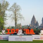 O Dia Internacional do Yoga foi realizado no templo de Pambanan, apoiando o estilo de vida saudável da comunidade urbana
