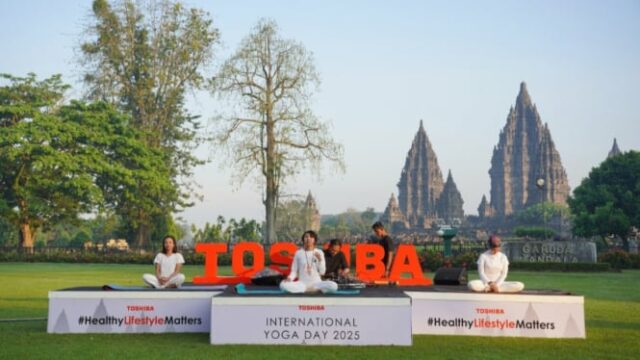 O Dia Internacional do Yoga foi realizado no templo de Pambanan, apoiando o estilo de vida saudável da comunidade urbana

