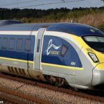 Um trem de alta velocidade Eurostar E320 a caminho da França através de Ashford em Kent 2021