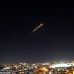 Mísseis baleados do Irã são vistos triturados pelo céu pela cidade de Hebron, na Cisjordânia, na quarta -feira, quando os insiders dizem ao DailyMail.com que o bombardeio de Israel tem o regime no pé traseiro de seu conflito
