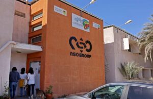 O NSO Group pede o juiz um novo processo e chama US $ 167 milhões em danos de ‘ultrajante’ The NSO Group company logo is displayed on a wall of a building next to one of their branches in the southern Israeli Arava valley near Sapir community centre on February 8, 2022.
