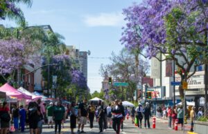 O Pride Black Community preenche o festival San Jose Juneteenth Um guarda -chuva decora o status de um vendedor durante a celebração do Juneteenth em San Jose em 14 de junho de 2025. (Padma Balaji/Mosaik)