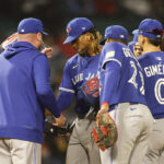 O arremessador veterano decide soltar Jays Blue, placas com Dodgers