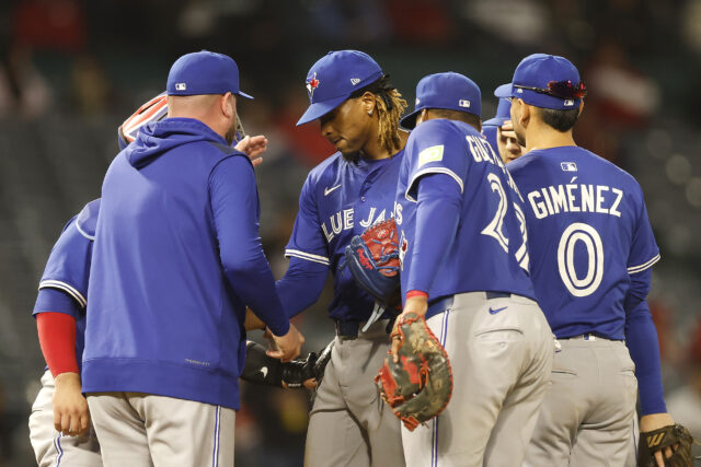 O arremessador veterano decide soltar Jays Blue, placas com Dodgers

