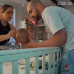 O bebê puxa o tubo respiratório, os próximos segundos cruciais levados na câmera