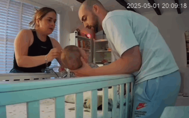 O bebê puxa o tubo respiratório, os próximos segundos cruciais levados na câmera

