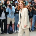 O blazer de Julianne Moore é a perfeição do clima de transição, e esse também é esse aspecto semelhante de $ 50