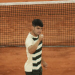 Carlos Alcaraz, da Espanha, celebra as quartas de final do tênis francês contra Tommy Paul dos Estados Unidos no Roland-Garros Stadium, em Paris, na terça-feira, 3 de junho de 2025.