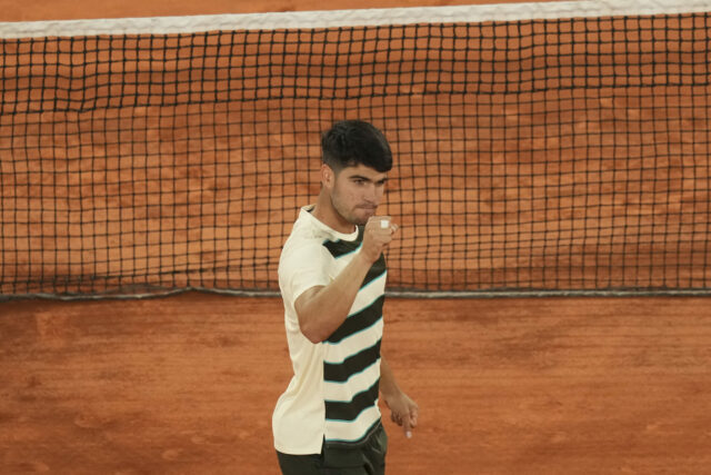 Carlos Alcaraz, da Espanha, celebra as quartas de final do tênis francês contra Tommy Paul dos Estados Unidos no Roland-Garros Stadium, em Paris, na terça-feira, 3 de junho de 2025.