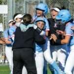 SAN MATEO - O corredor de Hillsdales, Mia DeMartini (câmera facial), comemora com Giuliana Brum (51) depois que o recém -chegado dirigiu a corrida vencedora no Oitavo Inn. Hillsdale derrotou o Liberty von Madera em oito entradas com 3-2 em uma semifinal de playoff de softball da CIF Norcal Division III em 5 de junho de 2025 (Joseph Dycus/Bay Area News Group) na Hillsdale High School em San Mateo).