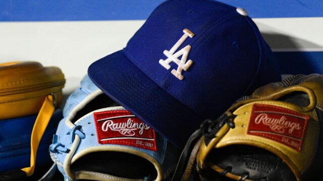 O cantor desafiou os Dodgers, um hino do cinto em espanhol

