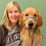 Melissa Hortman senta -se ao lado de um Golden Retriever.