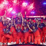 O capitão do RCB, Rajat Patidar, eleva a Copa IPL 2025 com seus companheiros de equipe no pódio de uma maneira alegre (relógio)