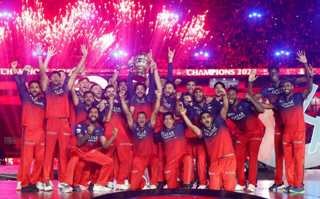 O capitão do RCB, Rajat Patidar, eleva a Copa IPL 2025 com seus companheiros de equipe no pódio de uma maneira alegre (relógio)

