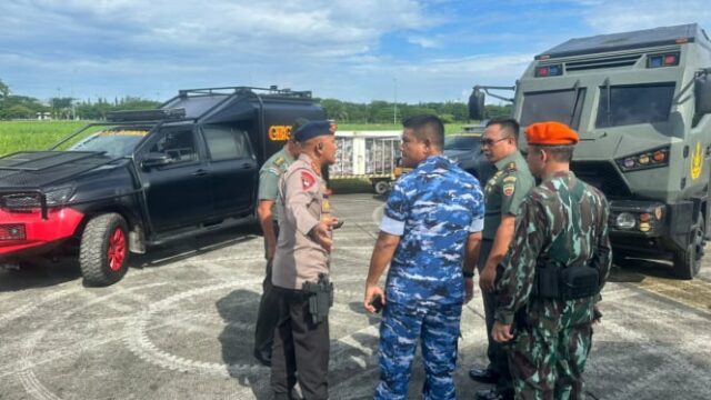 O comandante da TNI instruiu a fileira a fornecer aos passageiros das companhias aéreas sauditas que estavam aterrorizadas com bombas

