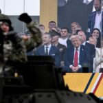 O desfile de aniversário das forças armadas acontece através de Trump's Washington