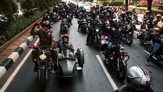 O desfile de motor mais longo pronto para Jembro

