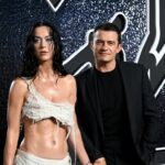 O fundador da Amazon e presidente executivo Jeff Bezos e Lauren Sanchez visitam a Vanity Fair 95. Oscar Party no Wallis Annenberg Center for Performing Arts em Beverly Hills, Califórnia, em 12 de março de 2023.