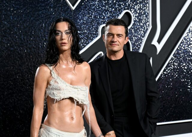 O fundador da Amazon e presidente executivo Jeff Bezos e Lauren Sanchez visitam a Vanity Fair 95. Oscar Party no Wallis Annenberg Center for Performing Arts em Beverly Hills, Califórnia, em 12 de março de 2023.
