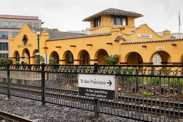 O empreiteiro Caltrain foi condenado a 60 dias de prisão para construir apartamentos secretos em estações de trem

