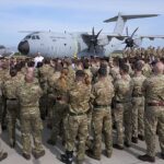 A frota de tufões na RAF AKROTIRI da Grã -Bretanha, no Chipre da ilha do Mediterrâneo, a pouco mais de 250 milhas de Israel, foi fortalecido nos últimos dias. Foto: Primeiro -ministro Sir Keir Starmer fala com soldados na RAF AKROTIRI em dezembro do ano passado