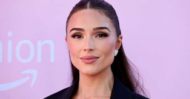 O estilo de maternidade confortável do canal Olivia Cullo com este conjunto de US $ 36 na sala de estar

