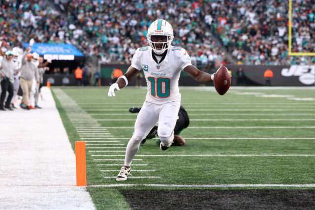 O ex -NFL QB sugere a idéia de comércio chocado com a colina de Tyreek dos golfinhos


