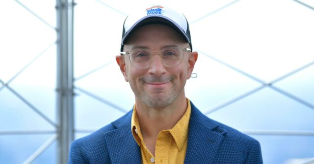 O ex -apresentador Steve Burns 'Blue's Pudes' para lançar um podcast adulto

