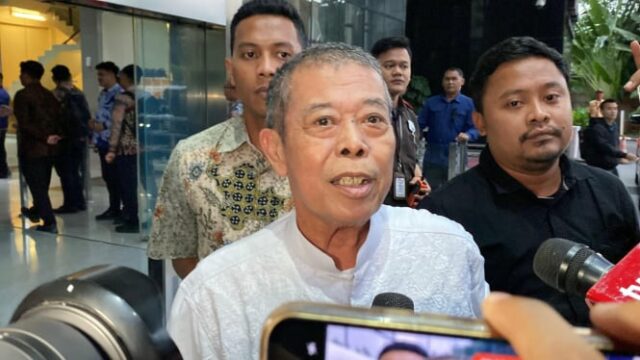 O ex -presidente do DPRD de Java Oriental apareceu ao público depois, segundo os relatos, ele perdeu, essa foi sua confissão

