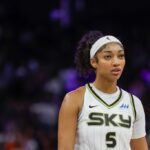 Angel Reese (5) de Chicago Sky quer disparar a bola no terceiro trimestre do Chase Center em São Francisco, Califórnia, na sexta -feira, 27 de junho de 2025, contra a bola contra Monique Billings, da Golden State Valkyries (25). (Shae Hammond/Bay Area News Group)