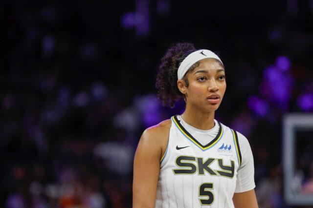Angel Reese (5) de Chicago Sky quer disparar a bola no terceiro trimestre do Chase Center em São Francisco, Califórnia, na sexta -feira, 27 de junho de 2025, contra a bola contra Monique Billings, da Golden State Valkyries (25). (Shae Hammond/Bay Area News Group)