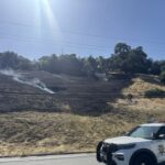 O fogo perturba o tráfego, queima de queima em Los Altos Hills