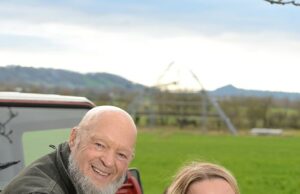 O fundador de Glastonbury, Sir Michael Eavis, pode evitar £ 80 milhões em imposto sobre herança ‘depois de fazer uma mudança importante no festival Mas, ao transferir toda a sua participação acionária no Glastonbury Festival Events Ltd para Emily, a família de Sir Michael, 45, 45 anos, pode economizar até 80 milhões de libras em imposto sobre herança, informa o Times. Imagem: Michael e Emily Eavis