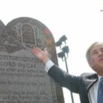 O governador do Texas, Greg Abbott, assina a Bill Manifesing Dez Mandamentos nas salas de aula