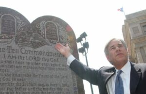 O governador do Texas, Greg Abbott, assina a Bill Manifesing Dez Mandamentos nas salas de aula O governador do Texas, Greg Abbott, assina a Bill Manifesing Dez Mandamentos nas salas de aula