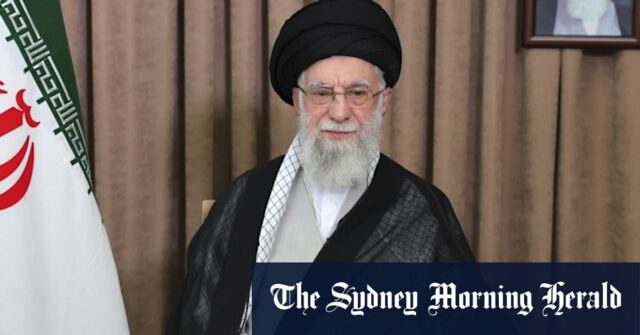 A maior aiatolá Ali Khonenei televisionou a oração depois que Israel atacou o Irã.