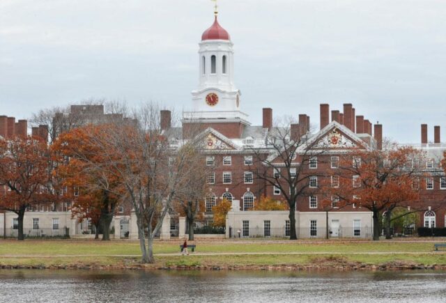 O governo Trump observa que Harvard não protege os estudantes judeus, ameaça todos os fundos

