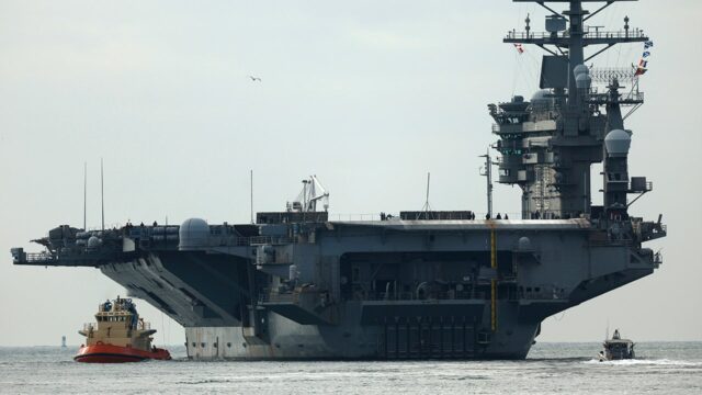 O grupo de ataques de transportadora do USS Nimitz navegando em direção ao Oriente Médio em frente ao cronograma, diz o funcionário dos EUA


